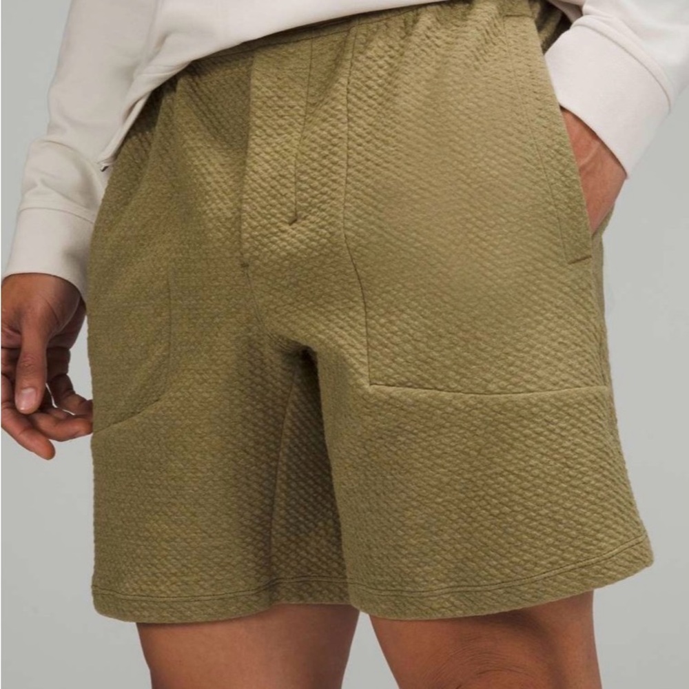 Lululemon Men’s Textured At Ease Short 7" in
Heathered Bronze Green